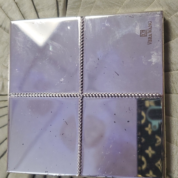 Vera wang compact magnifying mirror - Picture 3 of 6